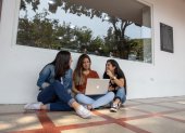 Jóvenes universitarios utilizan las redes sociales para aprender.