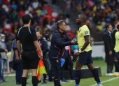 Sebastián Beccacece (i) da indicaciones a Enner Valencia en el partido de Ecuador ante Paraguay