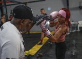 La mayoría de gimnasios de Panamá ya imparten el deporte, donde las mujeres son quienes mueven el negocio al pagar por clases.