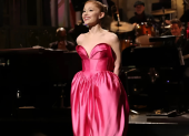 La cantante estadounidense Ariana Grande durante su presentación en SNL.