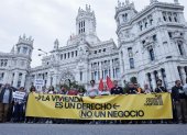 Pedidos. Los manifestantes mostraron carteles con leyendas alusivas a lo que ellos consideran injusto. Fueron a sitios icónicos de la ciudad de Madrid.
