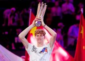 Jannik Sinner levantando el trofeo de Másters 1.000 de Shanghái