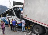 El bus y el camión se impactaron cuando circulaban por la vía Alóag - Santo Domingo. Hubo otro vehículo involucrado.