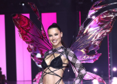 Adriana Lima hizo su pasarela en el victoria’s secret fashion show.