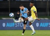 Darwin Núñez (i) de Uruguay patea un balón ante Ecuador este martes, en un partido de las eliminatorias sudamericanas para el Mundial 2026.