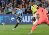 Darwin Núñez (i) de Uruguay patea un balón ante Ecuador este martes, en un partido de las eliminatorias sudamericanas para el Mundial 2026.