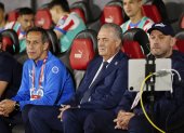 El seleccionador de Paraguay, Gustavo Alfaro (c) observa desde el banco un partido de las eliminatorias sudamericanas.