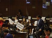 Algunos asambleístas llevaron carteles a la sesión.