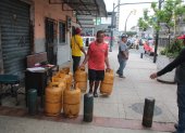Venta. Un ciudadano optó por ir al depósito en el sur de Guayaquil, para comprar dos tanques de gas.