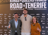 El exfutbolista Gerard Piqué (c), la presidenta del Cabildo de Tenerife, Rosa Dávila (d), y el vicepresidente, Lope Afonso (i), presentaron este jueves en Santa Cruz de Tenerife las finales de la Kings & Queens League, que tendrá lugar en Tenerife.