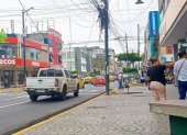 Imagen. Los ‘tallarines’ de cables perduran en las esquinas, algunos topan a los peatones, que, así como los comerciantes, esperan una intervención integral. 
===