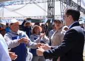 Ejecutivo. El presidente, Daniel Noboa, en Mejía con un grupo de agricultores.