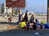 Una familia de desplazados acampa en una plaza de Beirut tras huir de bombardeos israelíes en los suburbios sur de la capital.