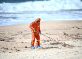 Equipos de limpieza en la playa de Coogee, en Sídney.