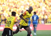 janner corozo festeja el 1-0 transitorio de Barcelona sobre Emelec en el Clásico del Astillero del domingo 20 de octubre.
