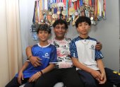 oris Villavicencio (c) muestra con orgullo las medallas que han ganado sus hijos Boris Néstor (i) y Boris Jeriel (d).