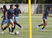 Jugadoras de la selección de Ecuador femenina sub-17 participan en un entrenamiento