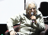 Fotografía del expresidente uruguayo José "Pepe" Mujica hablando durante un evento de cierre de campaña electoral de su sector político, en Montevideo, el sábado 19 de octubre de 2024.