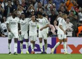 El defensa del Real Madrid Lucas Vázquez (c) celebra su gol, tercero del equipo blanco, durante el encuentro correspondiente a la fase regular de la Liga de Campeones entre Real Madrid y Borussia Dortmund, este martes en el estadio Santiago Bernabéu, en Madrid