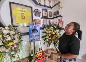 Janaira Simisterra junto al altar que tiene en su casa dedicado a su hijo Roberto Cabezas.