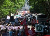 Trabajadores de la salud argentinos participan en una marcha rumbo a la Casa Rosada (sede del Ejecutivo) este martes, en Buenos Aire (Argentina).