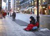 Una mujer aguanta frío en una calle de la ciudad canadiense de Toronto.