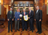 Emilio Azcárraga (segundo de derecha a izquierda), presidente de Grupo Televisa, en compañía de Yon de Luisa (i), presidente de la FMF, Manuel López Obrador, expresidente de México y Gianni Infantino, presidente de la FIFA. Se reunión en 2022 en México
