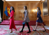princesa de Asturias, Leonor y la infanta Sofía antes de la audiencia a los galardonados con los “Premios Fin de Grado 2023” de la Universidad de Oviedo durante un acto celebrado este viernes en Oviedo y previo a la entrega de los Premios Princesa de Asturias 2024.