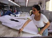 En una fábrica de textiles al sur de El Cairo, la empresaria, activista, actriz y popular "instagramer" hispano-rumana Nicole Jenes, prepara cuidadosamente cada uno de los productos que serán enviados para abrigar y dar un lecho a las víctimas palestinas y libanesas de los ataques israelíes con la única motivación humanitaria de "tener un corazón en el pecho". EFE/ Raúl Martín Lorenzo