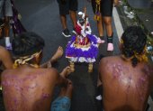 Peregrinos se arrastran como penitencia en su camino a la iglesia de San Felipe para rendir devoción al "Cristo Negro de Portobelo" este 21 de octubre de 2024, en Portobelo (Panamá). EFE/ Bienvenido Velasco