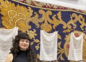La artista colombiana Vanessa Nieto posa junto a una de sus obras expuestas en la Real Fábrica de Tapices, en el marco de la exposición "Reencuentros para tejer la vida y los afectos". EFE/Patricia Cotelo Bertaiola