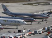 En la imagen de archivo, vista general de algunos aviones aparcados en el aeropuerto internacional de Miami (EE.UU.). EFE/John Watson-Riley