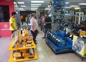Personas buscaban, el pasado viernes 25 de octubre del 2024, generadores eléctricos en varias ferreterías de Guayaquil.