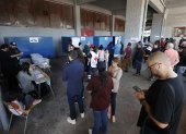 Personas llegan a votar al centro de votación Estadio Nacional durante los comicios electorales municipales.