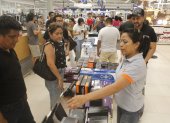 Tienda. Personas comprando equipos, en Kitton, que ayuden a resistir los apagones de 14 horas en Ecuador.
