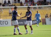 Jeison Medina (d) sigue en racha. Marcó el gol que abrió el camino del triunfo en Cuenca.