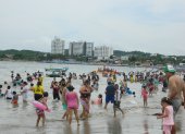Feriado. Los ciudadanos aprovechan los días libres para ir a la playa.