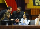 Acuerdo. Valentina Centeno (ADN), Jorge Acaiturri (PSC) y los correístas Blasco Luna, Viviana Veloz y Victoria Desintonio: a favor de una ley que odian.