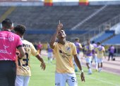 Luis Moreno y la dedicatoria al cielo tras marcar su primer gol.