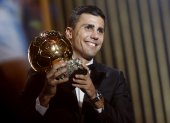 Paris (France), 28/10/2024.- Manchester City and Spain midfielder Rodri wins the Men"s Ballon d"Or 2024 at the Ballon d"Or 2024 ceremony at the Theatre du Chatelet in Paris, France, 28 October 2024. (Francia, España) EFE/EPA/MOHAMMED BADRA