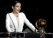 La jugadora del Barcelona Aitana Bonmati pronuncia su discurso tras ganar el Balón de Oro Femenino 2024 en la ceremonia del Balón de Oro 2024.