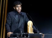 Paris (France), 28/10/2024.- Barcelona and Spain forward Lamine Yamal delivers his speech after receiving the Kopa Trophy for the best player under the age of 21 at the Ballon d"Or 2024 ceremony at the Theatre du Chatelet in Paris, France, 28 October 2024. (Francia, España) EFE/EPA/MOHAMMED BADRA