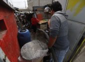 En el barrio La Paz, ubicado en el norte, Blanca Arias recibe agua de un tanquero. El vehículo llega cada tres días, cuenta la moradora.