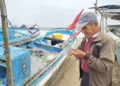 El pescador Santo Rodríguez con 77 años, es un referente del oficio de remendar redes de pesca.