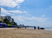 Balnearios de la Costa ecuatoriana reciben a miles de turistas durante este feriado nacional, que se vive con apagones.