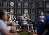 Fotografía de una escultura del Día de Muertos, este miércoles en el Zócalo de Ciudad de México (México).