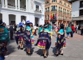 Paso. El baile durante la jocha en la Plaza Grande en centro de Quito.