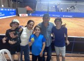 La familia Álvarez Molina acude todas las noches al evento deportivo.