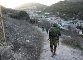 Militgares de Israel recorren una zona en Líbano, mientras se desarrolla una operación.