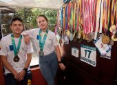 Los hermanos Bayardo y María Sol Naranjo junto a varias de las medallas que han ganado representando al país en las competencias de pentatlón moderno.